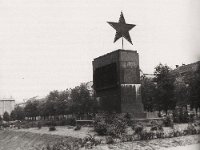 Trg kralja Tomislava 1945.-1946. godine, Postolje kipa.jpg